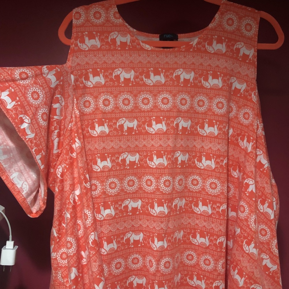 Elephant Tee with sleeve cutouts - Picture 2 of 3